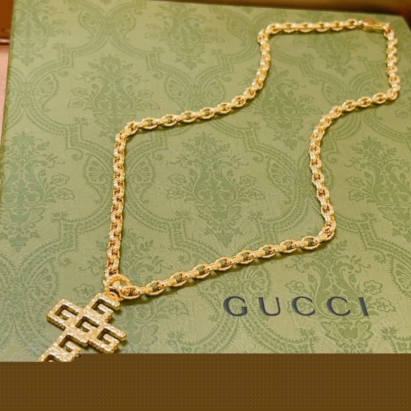 G*u*i necklaces